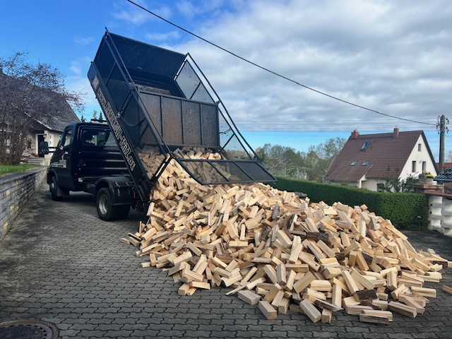 Kleintransporter für Kaminholz Lieferungen
