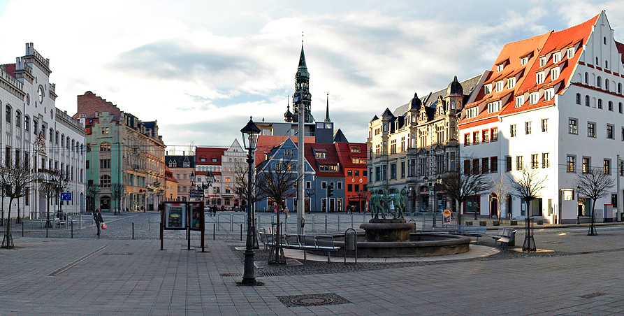 Brunnen in Schm&ouml;lln, Kaminholz kaufen in Schm&ouml;lln